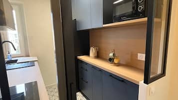 Réfrigérateur, micro-ondes, four, plaque de cuisson