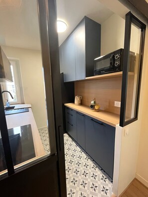 Een koelkast, een microgolfoven, een oven, een kookplaat