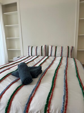 Iron/ironing board, WiFi, bed sheets - Cozy & Bright 1-Bedroom Apartment near Eiffel Tower, Rue de Lourmel, Paris 15 (Paris)