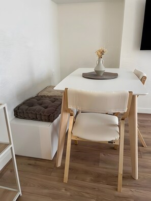 Dining - Cozy & Bright 1-Bedroom Apartment near Eiffel Tower, Rue de Lourmel, Paris 15 (Paris)