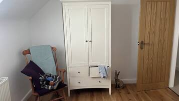 Fer et planche Ă repasser, accĂšs Internet, draps fournis