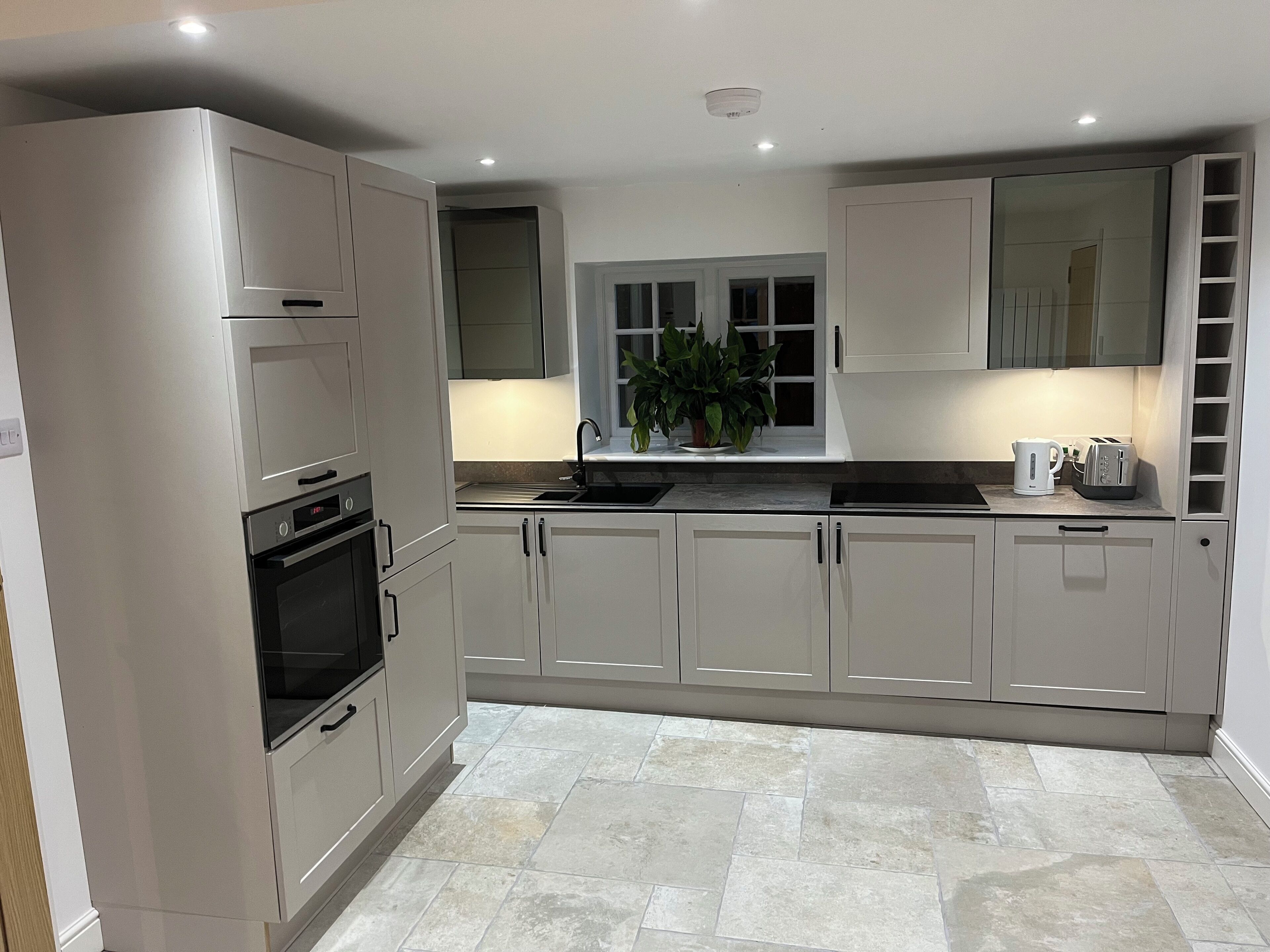 Micro-ondes, four, plaque de cuisson, lave-vaisselle