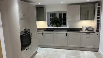 Micro-ondes, four, plaque de cuisson, lave-vaisselle