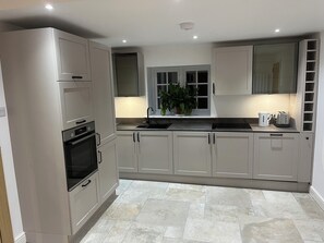 Micro-ondes, four, plaque de cuisson, lave-vaisselle