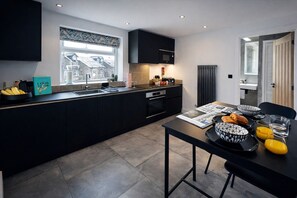 Fridge, microwave, oven, coffee/tea maker - Boutique Stylish 1 Bed Flat in Prime Harrogate Location (Harrogate)