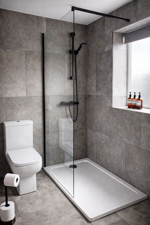 Shower, hair dryer, towels, soap - Boutique Stylish 1 Bed Flat in Prime Harrogate Location (Harrogate)