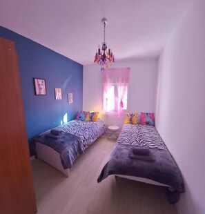 5 bedrooms, iron/ironing board, WiFi, bed sheets