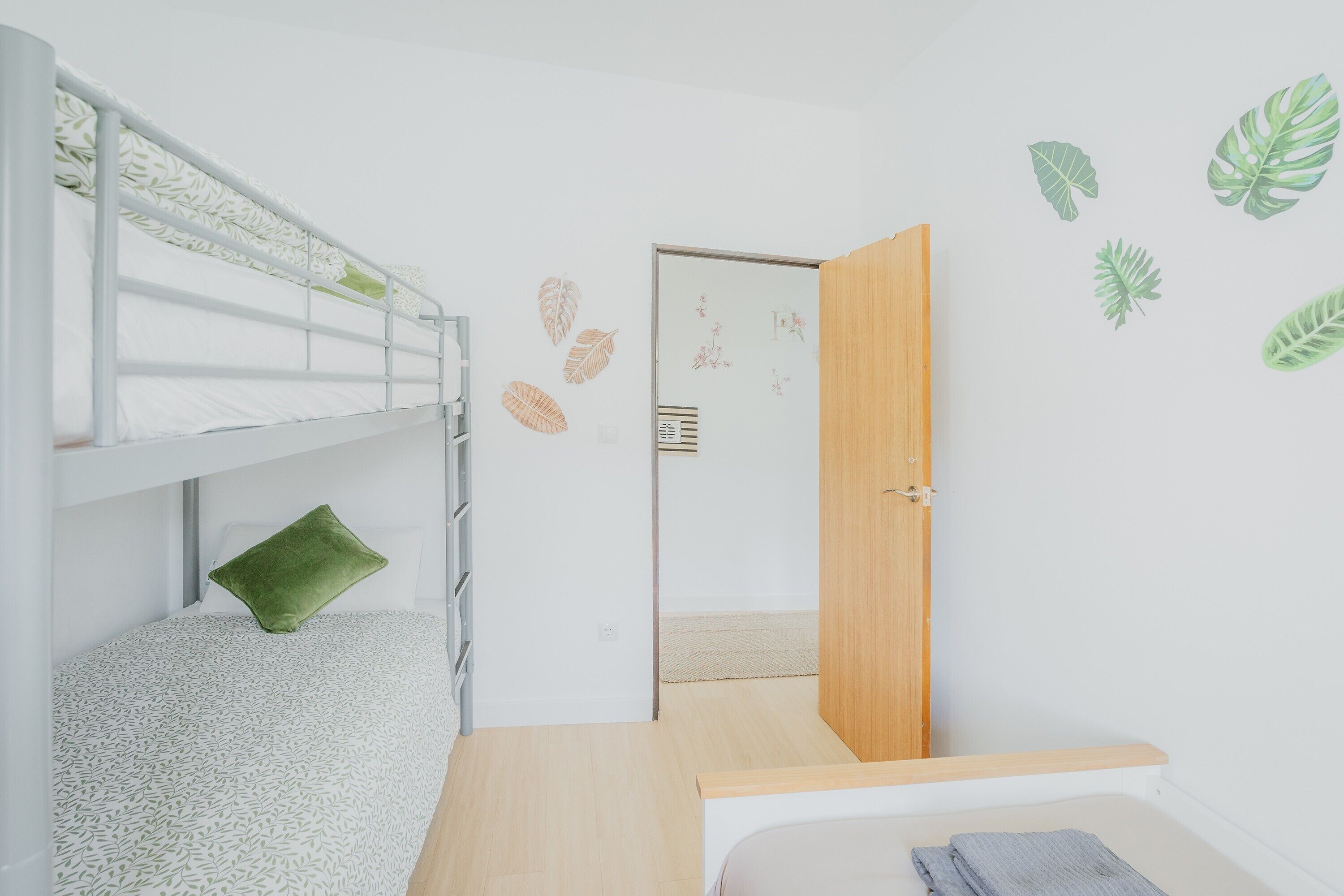 5 bedrooms, iron/ironing board, WiFi, bed sheets