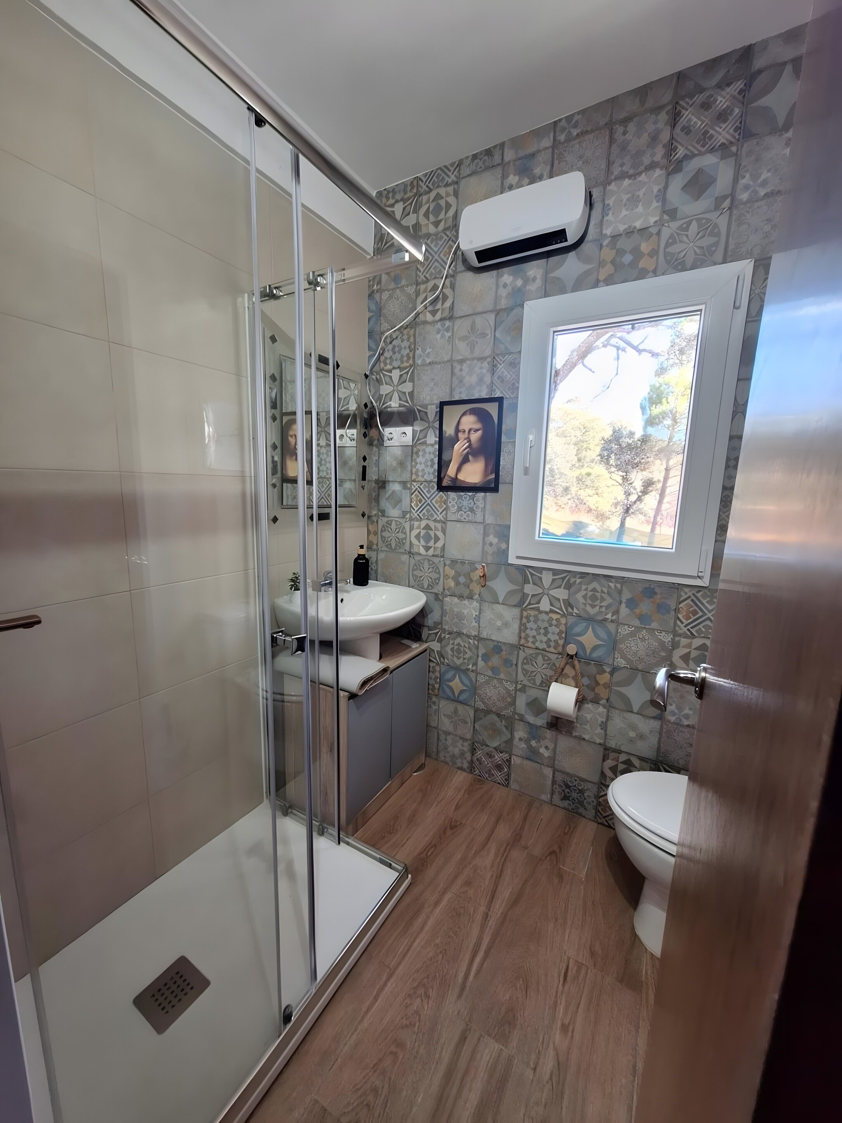 Een douche, handdoeken