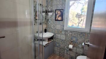 Een douche, handdoeken