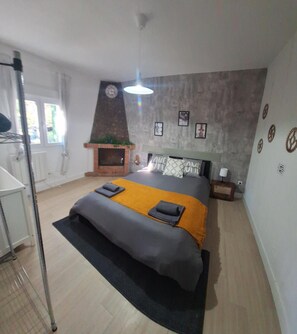 5 bedrooms, iron/ironing board, WiFi, bed sheets