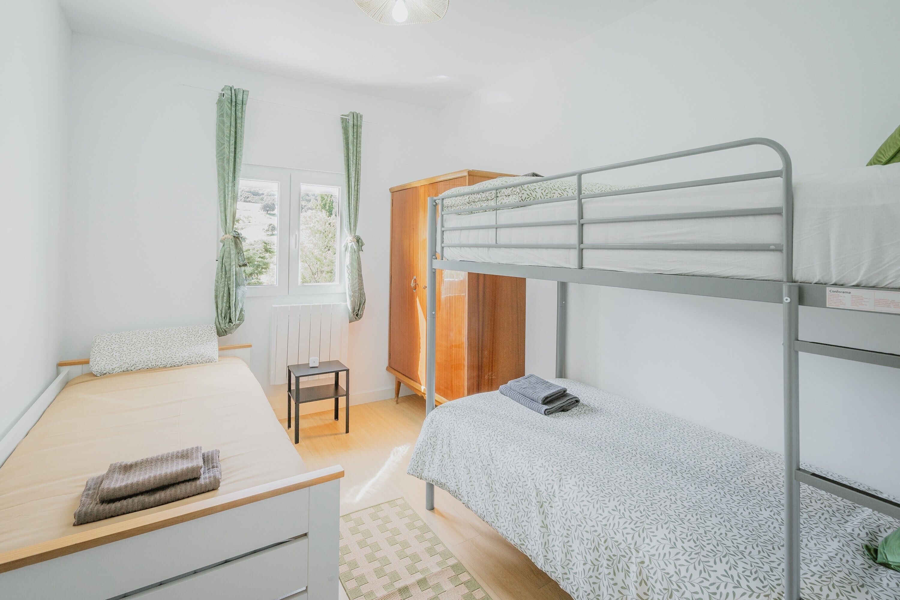 5 bedrooms, iron/ironing board, WiFi, bed sheets