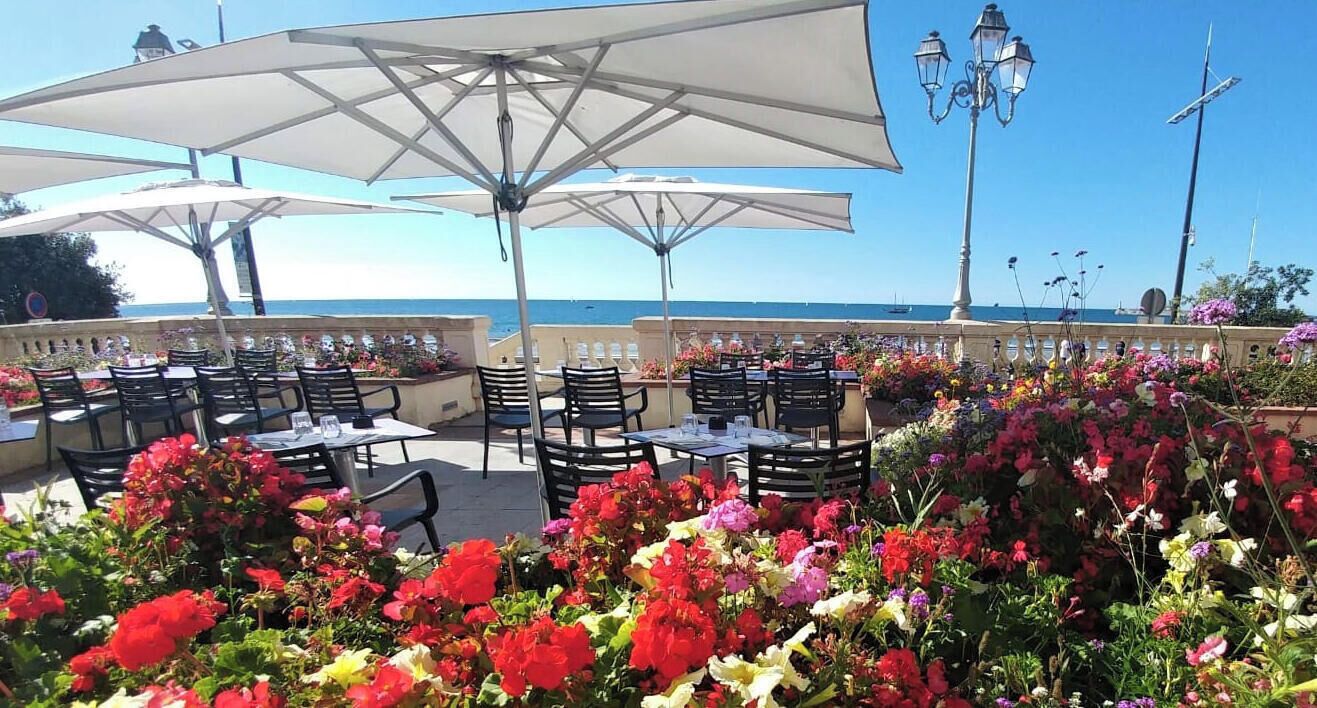 屋外ダイニングエリア