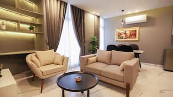 Deluxe Apartment, City View | Living area | 55-inch Smart TV with digital channels, Netflix, Hulu