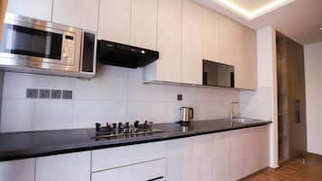 Frigobar, microondas, placa de cocina, lavavajillas