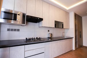 迷你冰箱、微波炉、炉灶、洗碗机