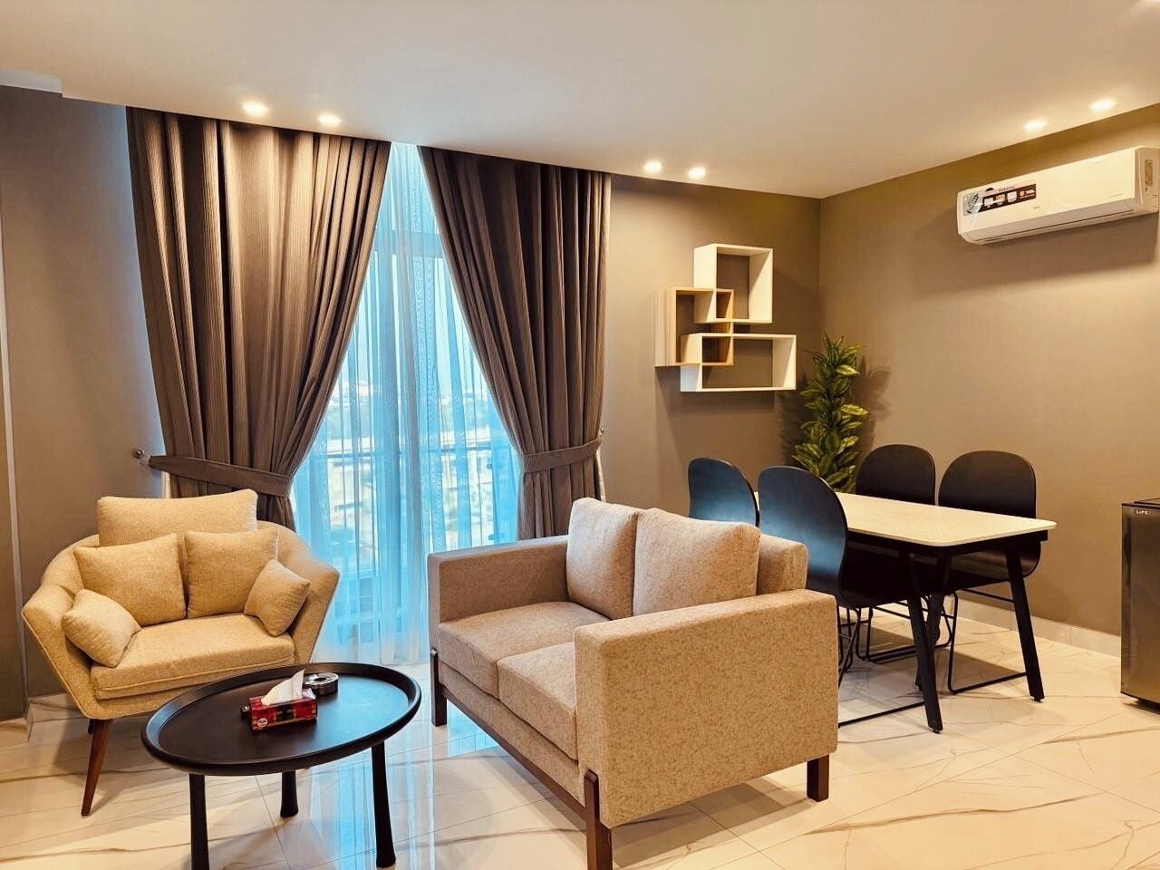 Leilighet – deluxe, byutsikt | Oppholdsområde | En 55-tommers smart-TV med digitale kanaler samt Netflix og Hulu