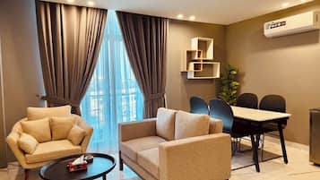 Leilighet – deluxe, byutsikt | Oppholdsområde | En 55-tommers smart-TV med digitale kanaler samt Netflix og Hulu