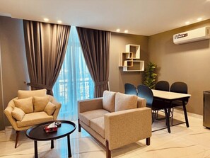 Appartamento Deluxe, vista città | Area soggiorno | Smart TV 55 pollici con canali digitali, Netflix, Hulu