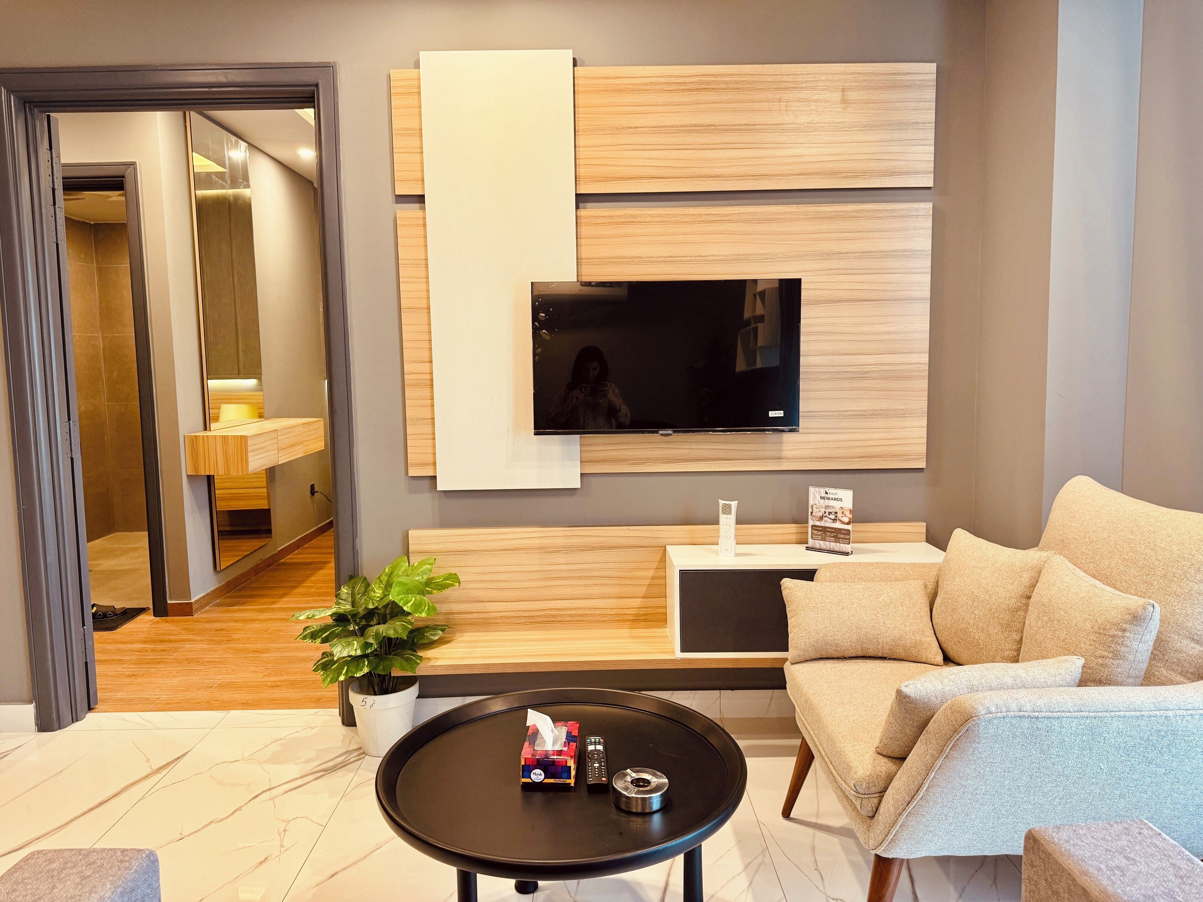 Deluxe Apartment, City View | Living area