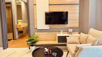 Deluxe Apartment, City View | Living area