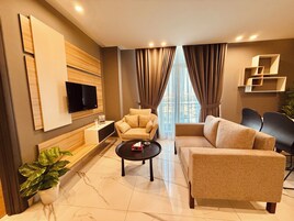 Deluxe-Apartment, Stadtblick | Wohnbereich | 55-Zoll-Smart-TV mit Digitalempfang, Netflix, Hulu