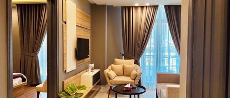Deluxe Apartment, City View | Living area