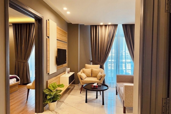 Apartemen Deluks, pemandangan kota | Area keluarga | Smart TV 55-inci dengan saluran TV digital, Netflix, dan Hulu