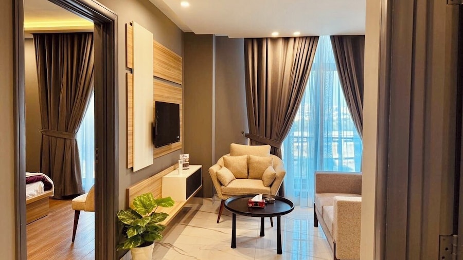 The Holton Stays by Bayti