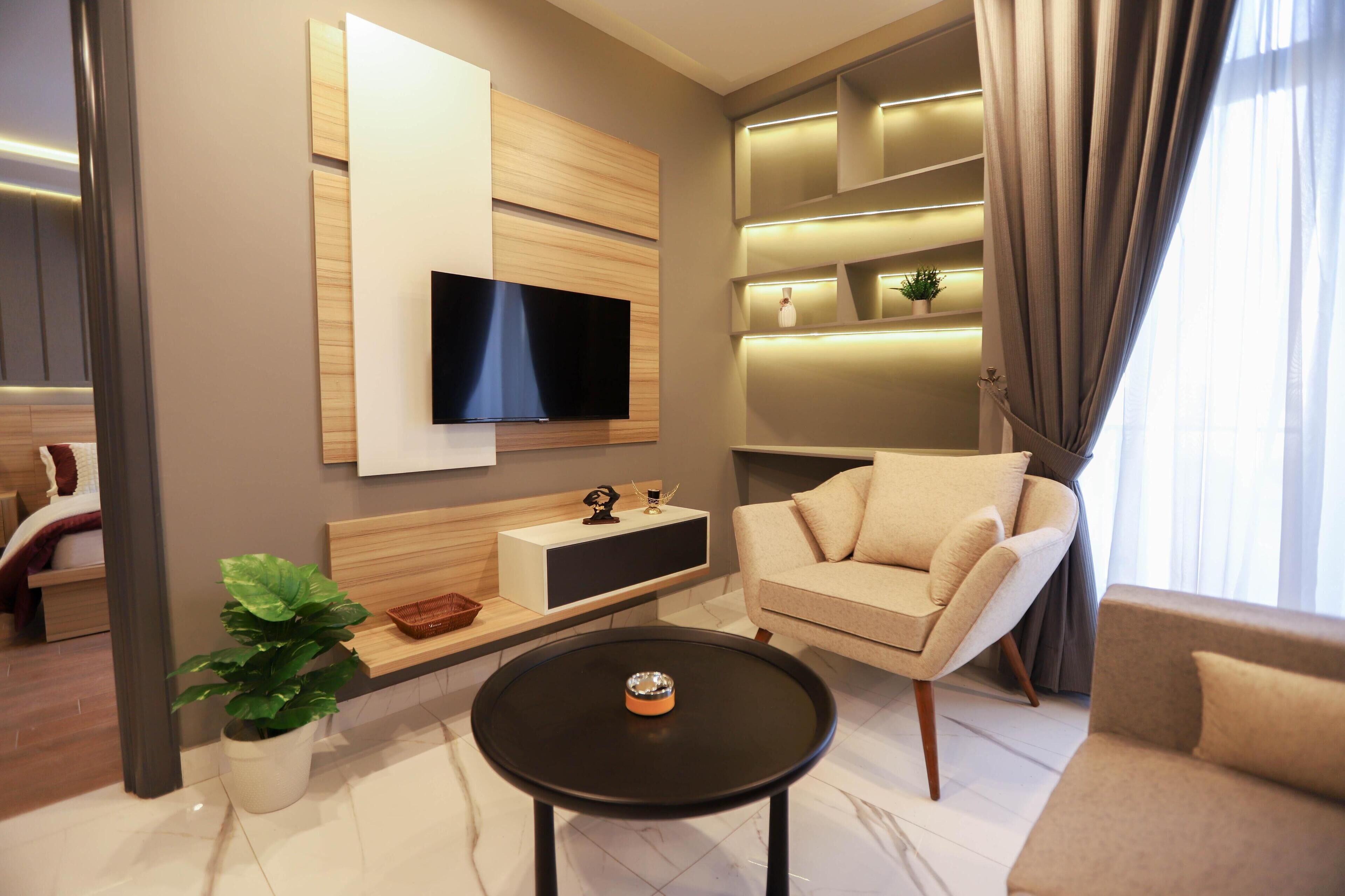 Deluxe appartement, uitzicht op stad | Woonruimte | Een 55-inch smart-tv met digitale zenders, Netflix en Hulu