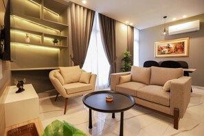 豪華公寓, 城市景觀 | 起 居區 | 55-吋智慧型電視、數位頻道、Netflix、Hulu