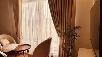 Standard Apartment, City View | Living area