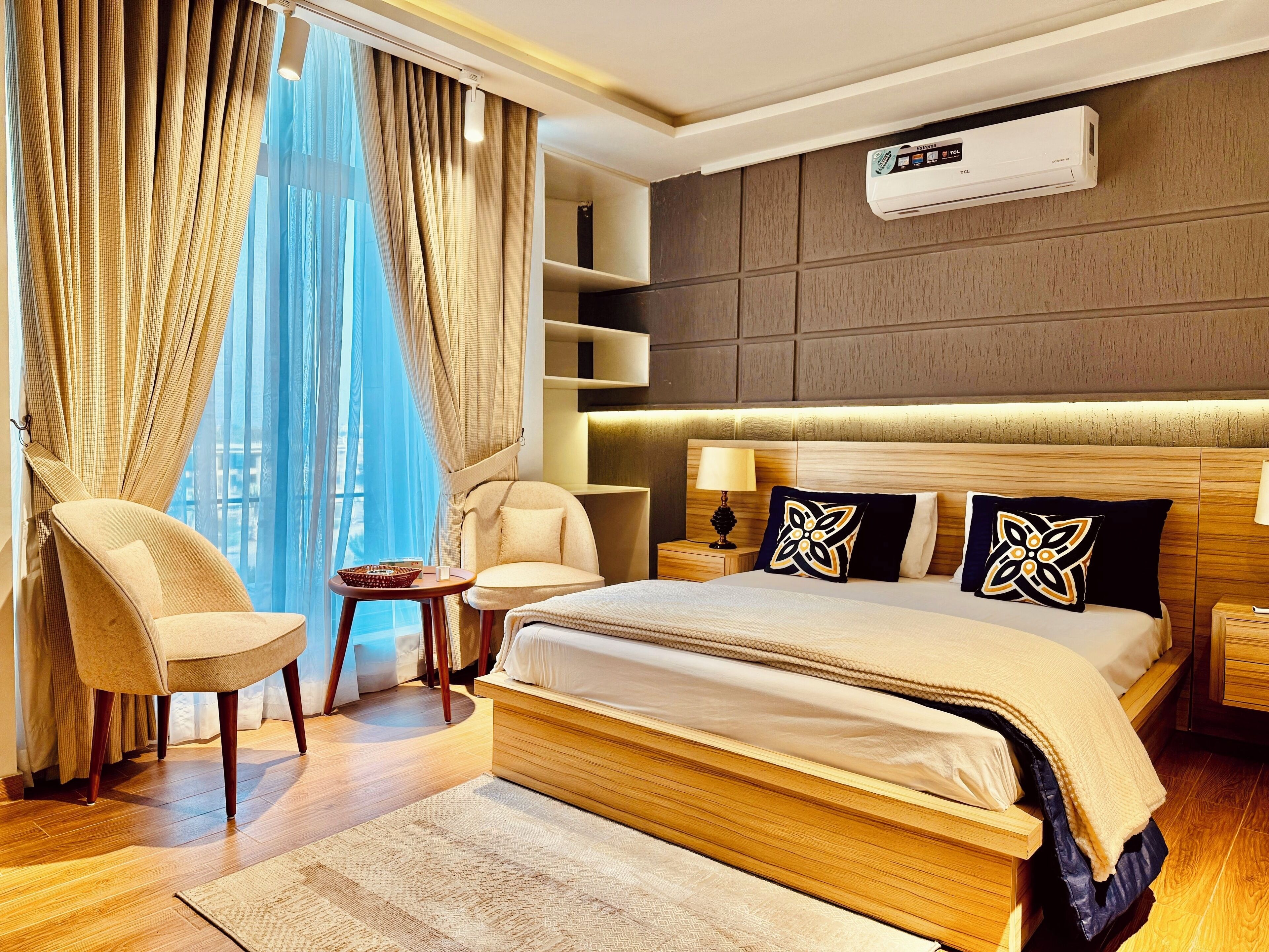 Lägenhet Deluxe - utsikt mot staden | Sängtillbehör av högsta kvalitet och Select Comfort-madrasser