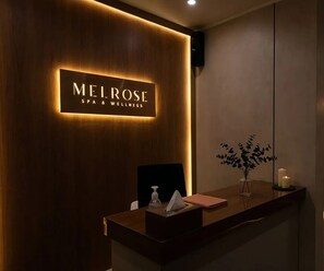 Sauna, ruang uap, aromaterapi, pijat jaringan dalam, dan pijat Swedia