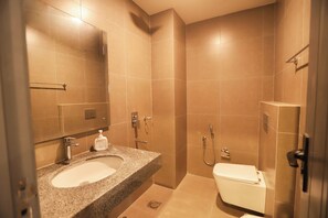 Apartemen Standar, pemandangan kota | Kamar mandi | Shower, sandal, handuk, dan sabun