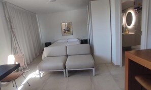 Tabla de planchar con plancha, wifi y ropa de cama 