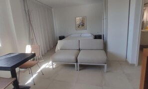 Tabla de planchar con plancha, wifi y ropa de cama 