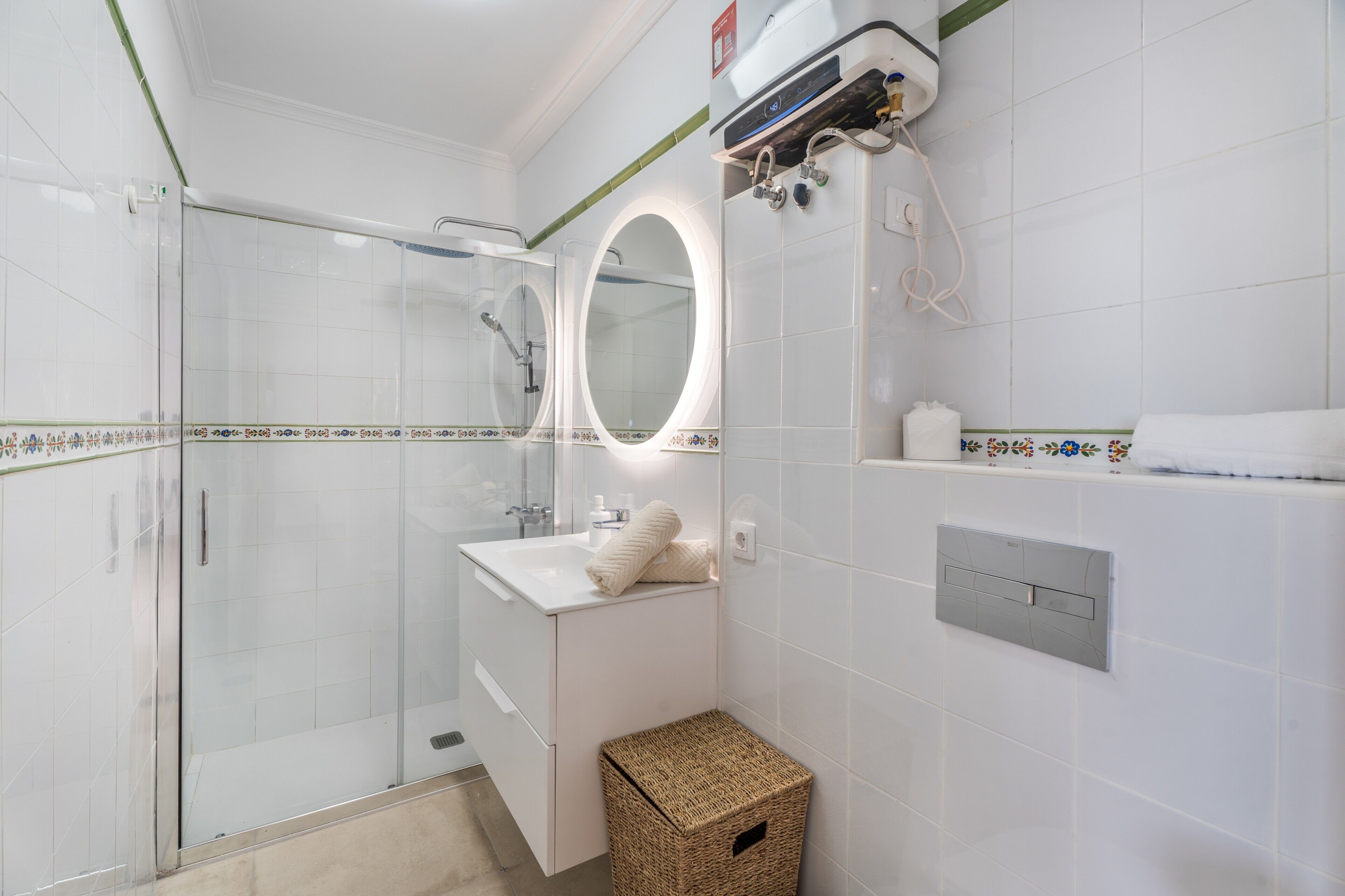 Suihku, hiustenkuivaaja, pyyhkeet