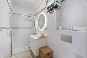 Douche, sèche-cheveux, serviettes fournies