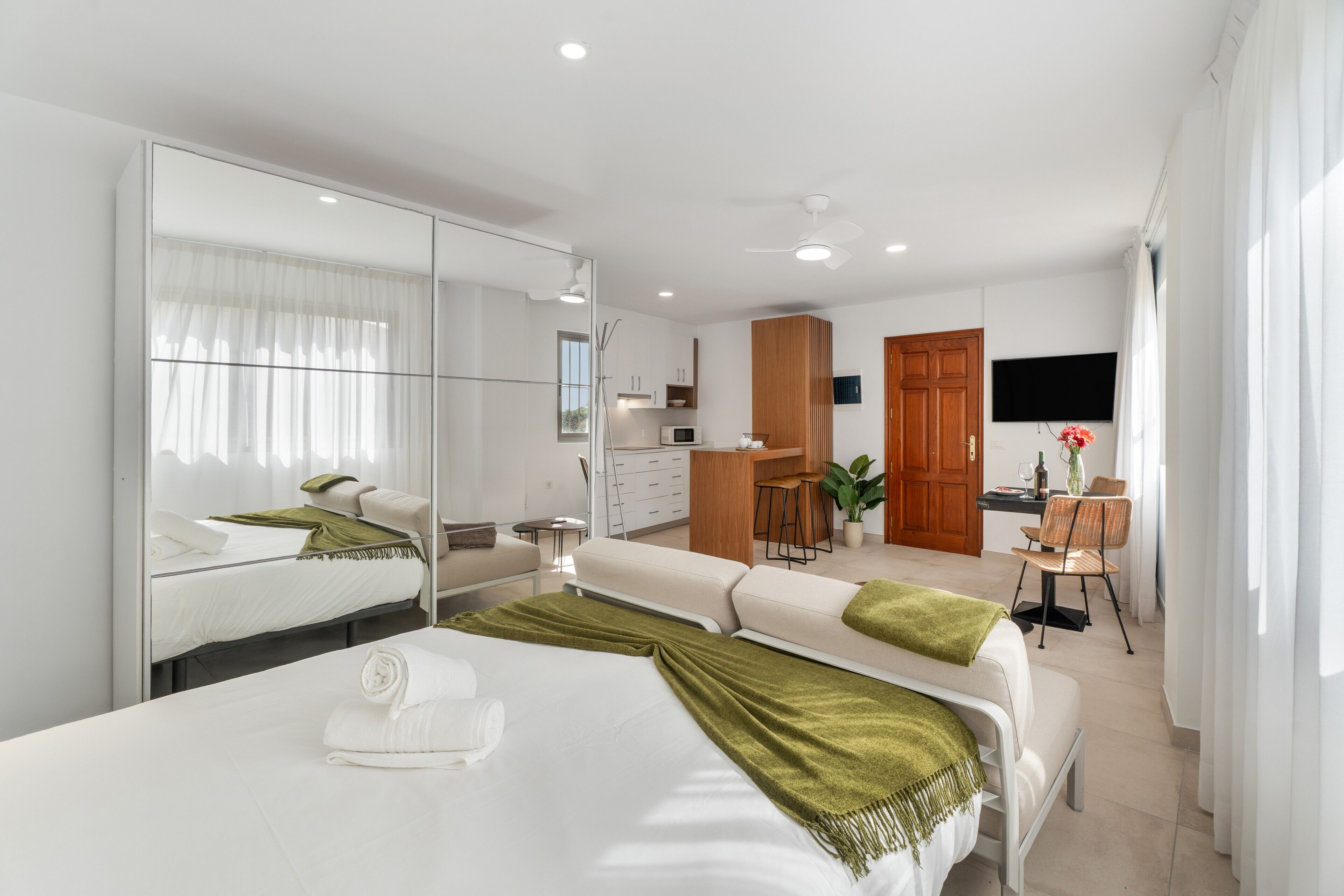 Silitysrauta/-lauta, Wi-Fi, vuodevaatteet