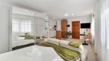 Iron/ironing board, WiFi, bed sheets