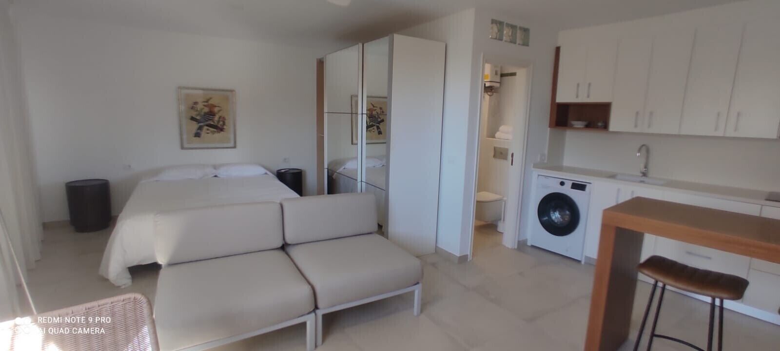 Een strijkplank/strijkijzer, wifi, beddengoed