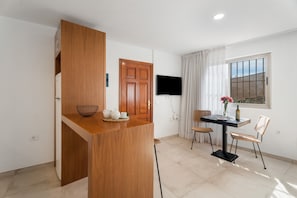 Dining - Vacation Apartment 'Bellavista, Bajo B' with Sea View and Wi-Fi (Alcalá)