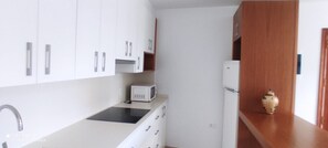 Refrigerador, microondas, placa de cocina, cafetera/tetera