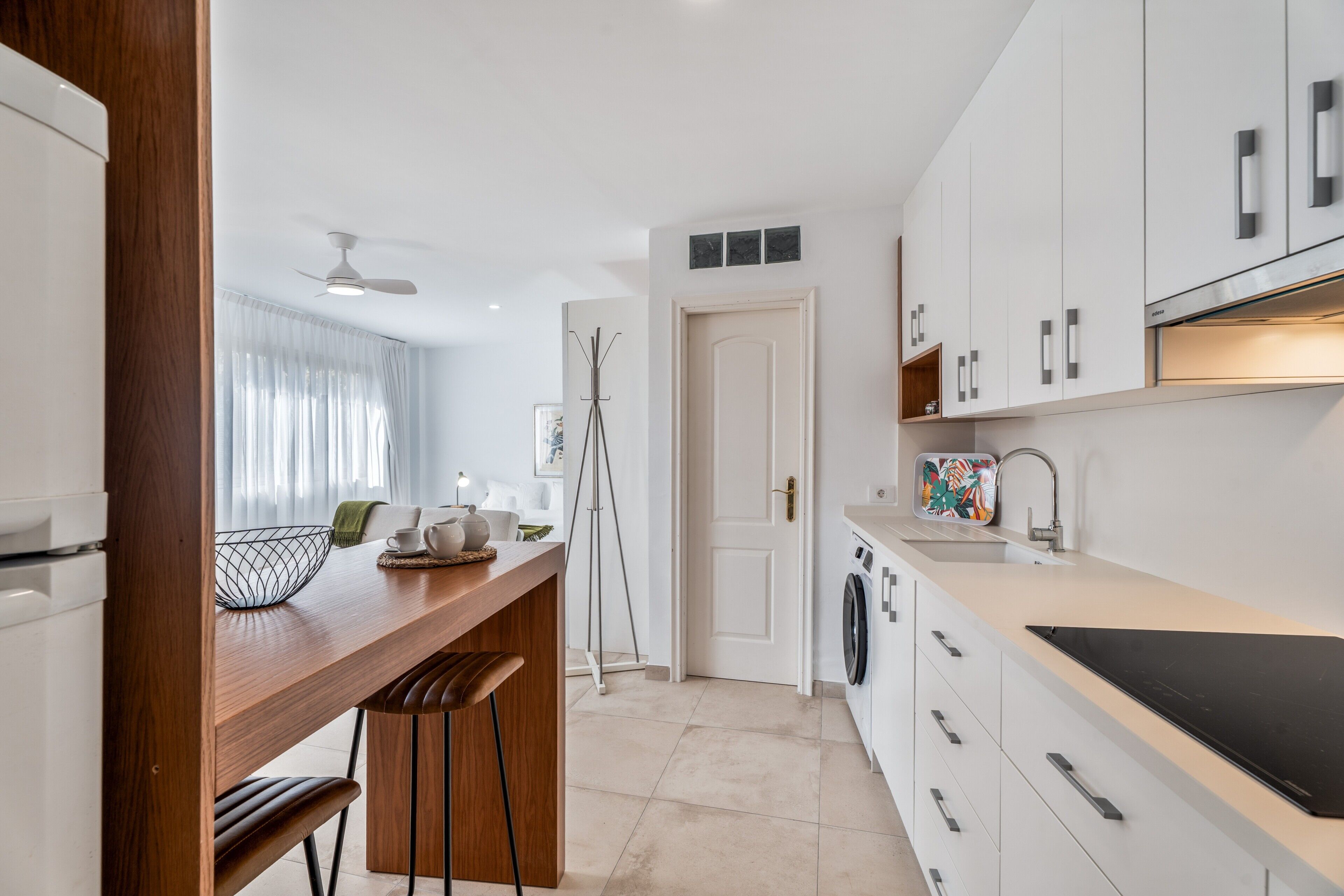 Køleskab, mikrobølgeovn, kogeplade, kaffe-/temaskine