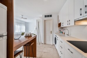 Een koelkast, een magnetron, een kookplaat