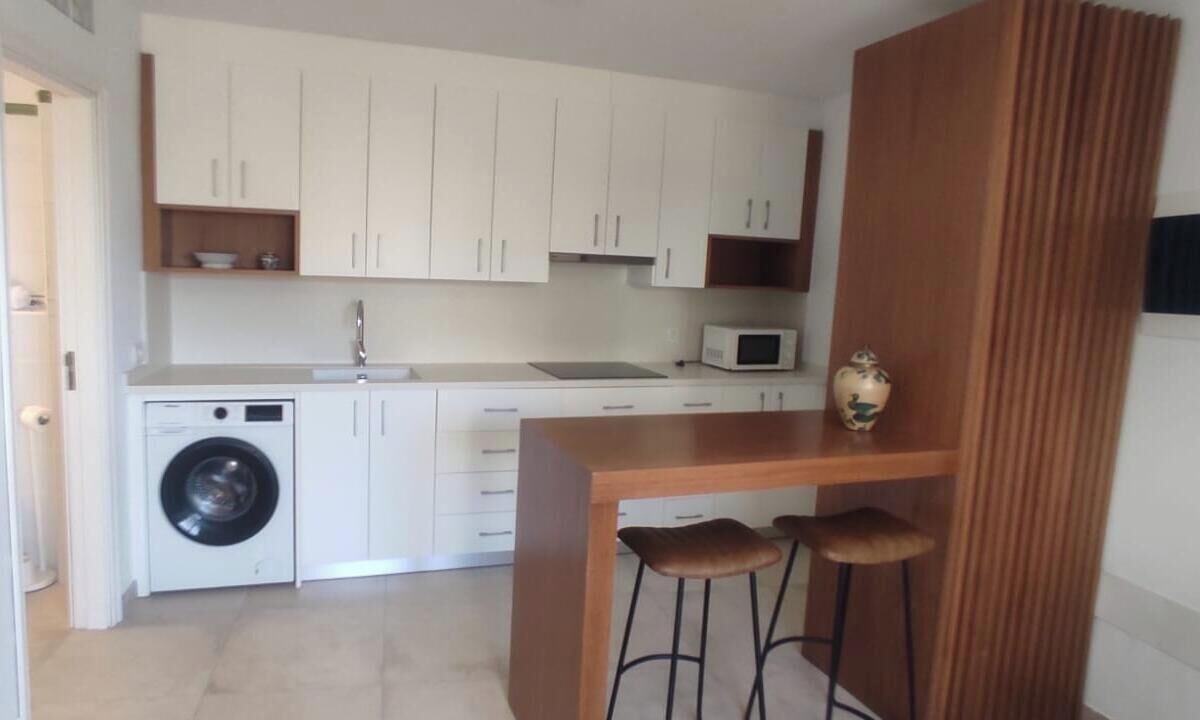 Réfrigérateur, micro-ondes, plaque de cuisson, cafetière/bouilloire