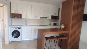 Réfrigérateur, micro-ondes, plaque de cuisson, cafetière/bouilloire