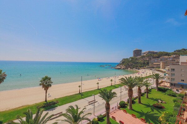 On the beach - Seafront Apt Torre Valentina (Calonge)