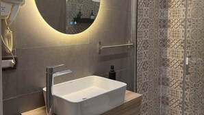 تجهيزات دش، مجففات شعر، مراحيض شطف، مناشف